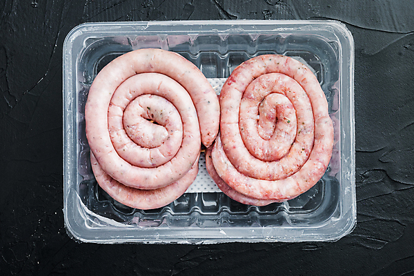 포토 JPG 해외이미지 검은배경 실내 돼지고기 사람없음 하이앵글 전통음식 소시지 포장용기 말린_둥글게 해외포토 전통 음식 뷰포인트 백그라운드 컨셉 육류 내부 검은색 가공식품 포장재료 파일형식