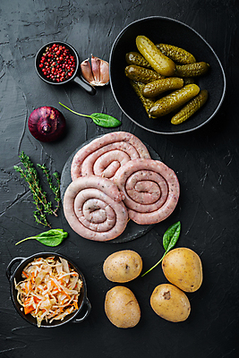 포토 JPG 해외이미지 그릇 검은배경 양파 감자 실내 마늘 요리 사람없음 하이앵글 전통음식 소시지 허브 피클 후추 말린_둥글게 해외포토 식물 전통 식기 음식 뷰포인트 백그라운드 컨셉 채소 내부 검은색 가공식품 향신료 절임 파일형식