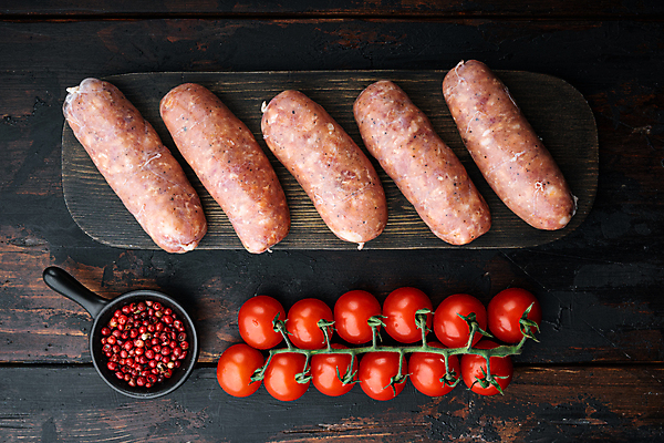 포토 JPG 해외이미지 방울토마토 실내 돼지고기 사람없음 하이앵글 전통음식 소시지 후추 나무도마 해외포토 전통 음식 뷰포인트 토마토 도마 육류 내부 목재 가공식품 향신료 파일형식