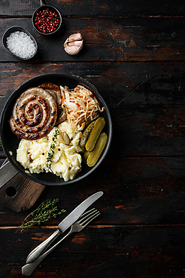 포토 JPG 해외이미지 포크 실내 요리 사람없음 하이앵글 샐러드 전통음식 소시지 나이프 굽기 피클 소금 후추 매시드포테이토 해외포토 전통 식기 음식 뷰포인트 내부 가공식품 칼 구이 향신료 절임 파일형식