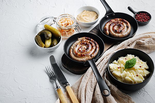 포토 JPG 해외이미지 포크 실내 요리 사람없음 전통음식 프라이팬 소시지 나이프 굽기 흰배경 피클 후추 매시드포테이토 말린_둥글게 해외포토 전통 식기 음식 백그라운드 컨셉 주방용품 내부 흰색 가공식품 칼 구이 향신료 절임 파일형식