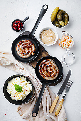 포토 JPG 해외이미지 포크 실내 요리 사람없음 하이앵글 샐러드 전통음식 프라이팬 소시지 나이프 흰배경 피클 후추 매시드포테이토 말린_둥글게 플랫레이 해외포토 전통 식기 음식 뷰포인트 백그라운드 컨셉 주방용품 내부 흰색 가공식품 플랫 칼 향신료 절임 파일형식