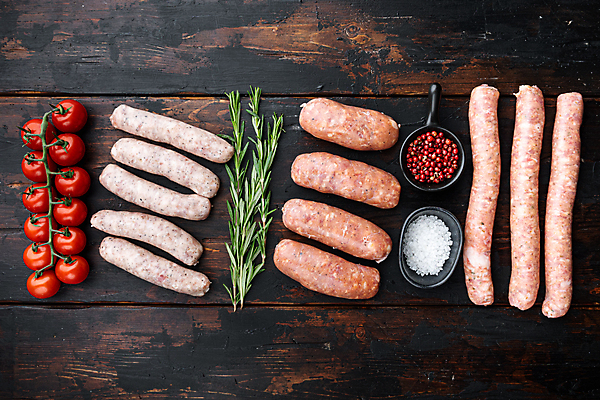 포토 JPG 해외이미지 방울토마토 실내 돼지고기 사람없음 하이앵글 전통음식 소시지 소금 후추 로즈메리 해외포토 전통 음식 뷰포인트 토마토 육류 내부 가공식품 허브 향신료 파일형식
