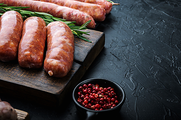 포토 JPG 해외이미지 검은배경 실내 돼지고기 근접촬영 사람없음 전통음식 소시지 소금 후추 나무도마 해외포토 전통 음식 뷰포인트 백그라운드 도마 육류 내부 목재 검은색 가공식품 향신료 파일형식