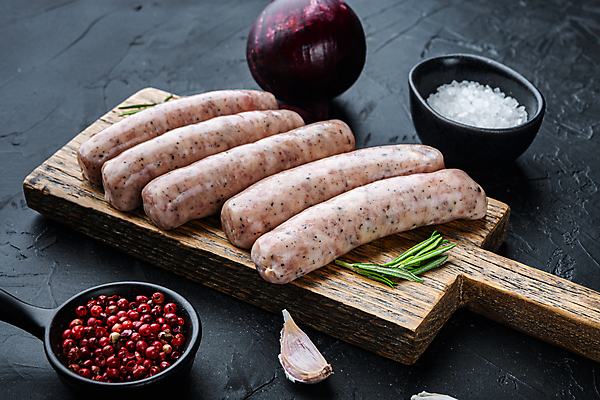 포토 JPG 해외이미지 검은배경 양파 실내 마늘 사람없음 전통음식 소시지 소금 후추 로즈메리 나무도마 해외포토 전통 음식 백그라운드 채소 도마 내부 목재 검은색 가공식품 허브 향신료 파일형식