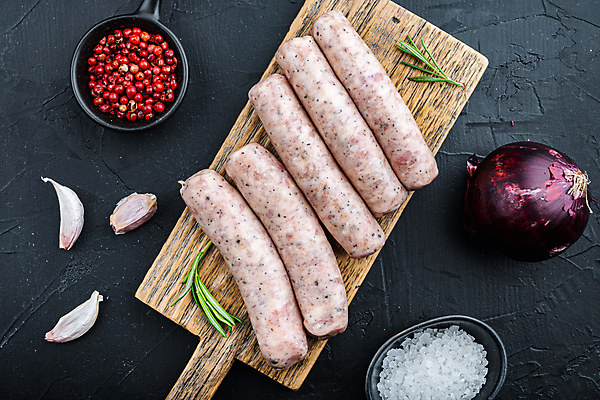 포토 JPG 해외이미지 검은배경 양파 실내 마늘 사람없음 하이앵글 전통음식 소시지 소금 후추 로즈메리 나무도마 플랫레이 해외포토 전통 음식 뷰포인트 백그라운드 채소 도마 내부 목재 검은색 가공식품 플랫 허브 향신료 파일형식