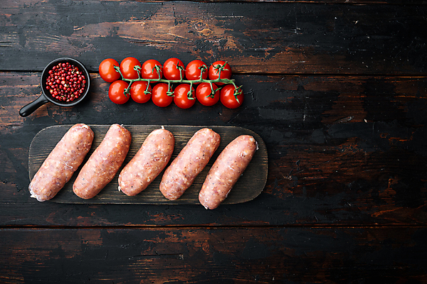 포토 JPG 해외이미지 방울토마토 검은배경 실내 돼지고기 사람없음 전통음식 소시지 후추 나무도마 해외포토 전통 음식 백그라운드 토마토 도마 육류 내부 목재 검은색 가공식품 향신료 파일형식
