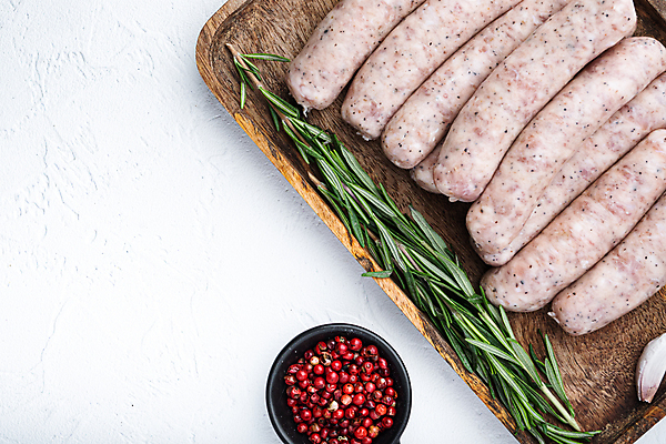 포토 JPG 해외이미지 실내 근접촬영 사람없음 전통음식 소시지 흰배경 후추 로즈메리 나무쟁반 해외포토 전통 음식 뷰포인트 백그라운드 쟁반 내부 목재 흰색 가공식품 허브 향신료 파일형식