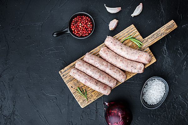 포토 JPG 해외이미지 검은배경 양파 실내 마늘 사람없음 하이앵글 전통음식 소시지 소금 후추 나무도마 해외포토 전통 음식 뷰포인트 백그라운드 채소 도마 내부 목재 검은색 가공식품 향신료 파일형식