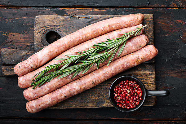 포토 JPG 해외이미지 검은배경 실내 육류 사람없음 하이앵글 전통음식 소고기 소 소시지 그릴 해외포토 전통 음식 뷰포인트 백그라운드 식재료 포유류 주방용품 내부 검은색 가공식품 파일형식