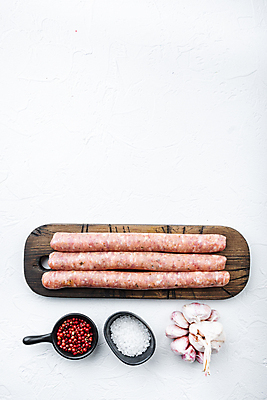 포토 JPG 해외이미지 실내 마늘 사람없음 전통음식 소시지 흰배경 소금 후추 나무도마 해외포토 전통 음식 백그라운드 채소 도마 내부 목재 흰색 가공식품 향신료 파일형식