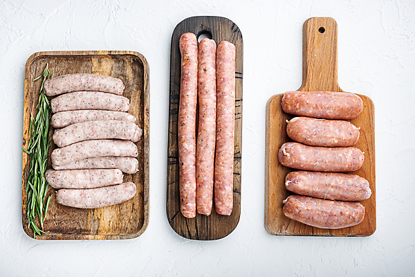 포토 JPG 해외이미지 실내 돼지고기 사람없음 하이앵글 전통음식 소시지 흰배경 로즈메리 나무쟁반 해외포토 전통 음식 뷰포인트 백그라운드 쟁반 육류 내부 목재 흰색 가공식품 허브 파일형식