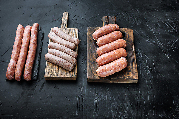 포토 JPG 해외이미지 검은배경 실내 돼지고기 사람없음 전통음식 소시지 나무도마 해외포토 전통 음식 백그라운드 도마 육류 내부 목재 검은색 가공식품 파일형식