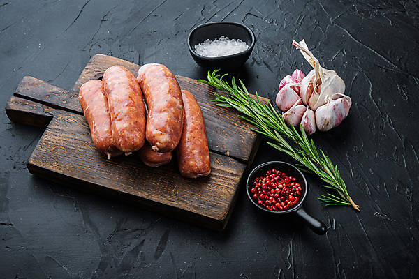 포토 JPG 해외이미지 검은배경 실내 마늘 돼지고기 사람없음 전통음식 소시지 소금 후추 로즈메리 나무도마 해외포토 전통 음식 백그라운드 채소 도마 육류 내부 목재 검은색 가공식품 허브 향신료 파일형식