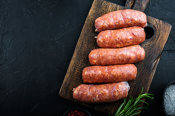 포토 JPG 해외이미지 검은배경 실내 육류 돼지고기 사람없음 하이앵글 전통음식 소시지 바비큐 초리조 해외포토 전통 음식 뷰포인트 백그라운드 식재료 내부 검은색 가공식품 파일형식