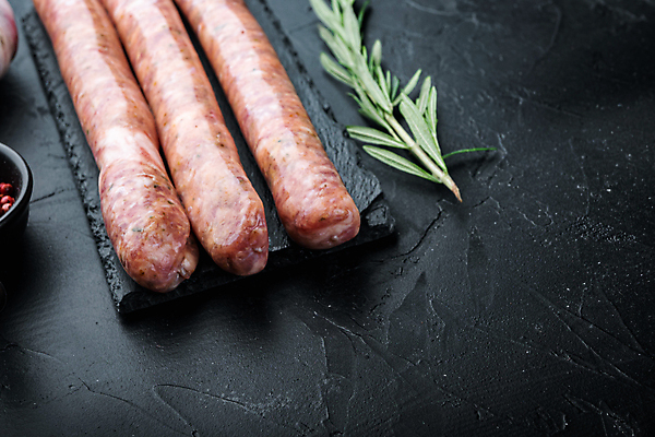 포토 JPG 해외이미지 검은배경 실내 사람없음 전통음식 소시지 로즈메리 해외포토 전통 음식 백그라운드 내부 검은색 가공식품 허브 파일형식