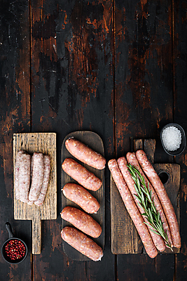 포토 JPG 해외이미지 실내 돼지고기 사람없음 하이앵글 전통음식 소시지 소금 후추 로즈메리 해외포토 전통 음식 뷰포인트 육류 내부 가공식품 허브 향신료 파일형식