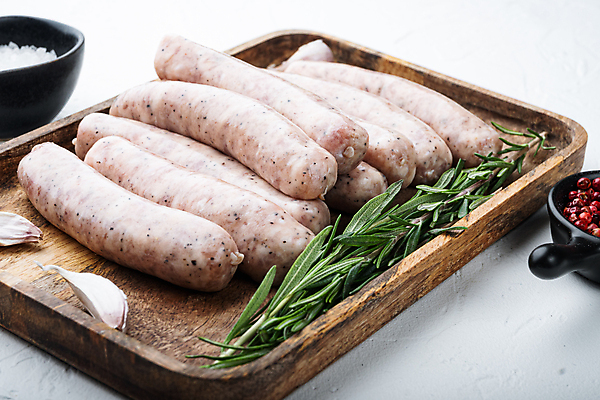 포토 JPG 해외이미지 실내 마늘 근접촬영 사람없음 전통음식 소시지 흰배경 소금 후추 로즈메리 나무쟁반 해외포토 전통 음식 뷰포인트 백그라운드 채소 쟁반 내부 목재 흰색 가공식품 허브 향신료 파일형식