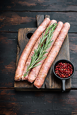 포토 JPG 해외이미지 실내 사람없음 전통음식 소시지 후추 로즈메리 나무도마 해외포토 전통 음식 도마 내부 목재 가공식품 허브 향신료 파일형식