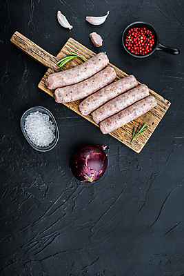 포토 JPG 해외이미지 검은배경 양파 실내 마늘 사람없음 하이앵글 전통음식 소시지 소금 후추 나무도마 해외포토 전통 음식 뷰포인트 백그라운드 채소 도마 내부 목재 검은색 가공식품 향신료 파일형식