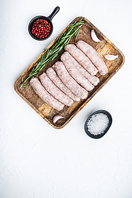 포토 JPG 해외이미지 실내 마늘 사람없음 하이앵글 전통음식 소시지 흰배경 소금 후추 로즈메리 나무쟁반 해외포토 전통 음식 뷰포인트 백그라운드 채소 쟁반 내부 목재 흰색 가공식품 허브 향신료 파일형식