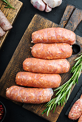 포토 JPG 해외이미지 검은배경 실내 마늘 근접촬영 사람없음 전통음식 소시지 로즈메리 나무도마 해외포토 전통 음식 뷰포인트 백그라운드 채소 도마 내부 목재 검은색 가공식품 허브 파일형식