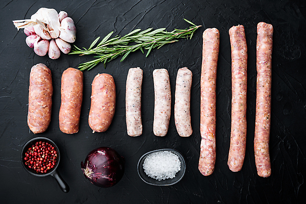 포토 JPG 해외이미지 검은배경 양파 실내 마늘 돼지고기 사람없음 하이앵글 전통음식 소시지 허브 소금 로즈메리 해외포토 식물 전통 음식 뷰포인트 백그라운드 채소 육류 내부 검은색 가공식품 파일형식