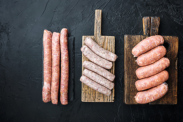 포토 JPG 해외이미지 검은배경 실내 돼지고기 사람없음 하이앵글 전통음식 소시지 나무도마 해외포토 전통 음식 뷰포인트 백그라운드 도마 육류 내부 목재 검은색 가공식품 파일형식