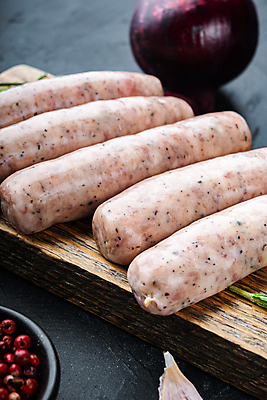 포토 JPG 해외이미지 검은배경 양파 실내 근접촬영 사람없음 전통음식 소시지 후추 나무도마 해외포토 전통 음식 뷰포인트 백그라운드 채소 도마 내부 목재 검은색 가공식품 향신료 파일형식