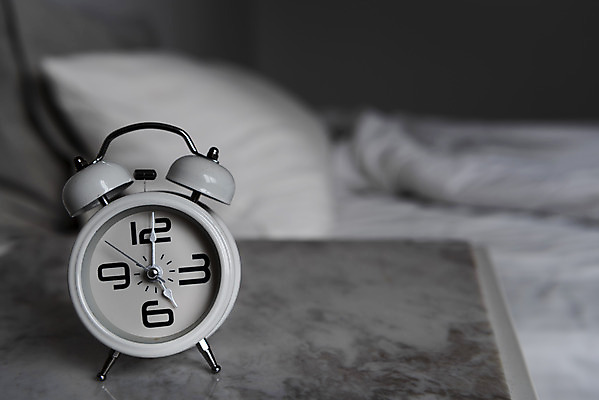 포토 JPG 베개 실내 사람없음 아웃포커스 자명종 침대 국내포토 시계 가구 침구 촬영기법 내부 알람 파일형식