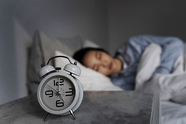 포토 JPG 우먼라이프 여자 베개 실내 한명 상반신 20대 성인 앞모습 아웃포커스 눕기 이불 잠옷 한국인 자명종 침대 숙면 싱글라이프 성인여자한명만 국내포토 1 라이프스타일 옷 뷰포인트 시계 가구 침구 모션 촬영기법 사람 동양인 청년 내부 알람 잠 여자한명만 성인여자만 파일형식