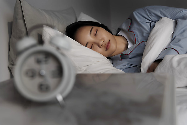 포토 JPG 우먼라이프 여자 베개 실내 한명 상반신 20대 성인 앞모습 눕기 눈감음 이불 잠옷 한국인 자명종 소프트포커스 숙면 싱글라이프 성인여자한명만 국내포토 1 라이프스타일 옷 뷰포인트 시계 침구 모션 촬영기법 사람 동양인 청년 내부 알람 잠 여자한명만 성인여자만 파일형식