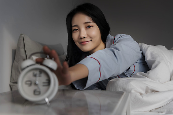 포토 JPG 우먼라이프 여자 실내 한명 미소 상반신 20대 성인 앞모습 이불 잠옷 한국인 자명종 기상 소프트포커스 손뻗기 싱글라이프 끄기 성인여자한명만 국내포토 1 라이프스타일 옷 뷰포인트 시계 침구 모션 촬영기법 표정 사람 동양인 청년 내부 알람 여자한명만 성인여자만 파일형식