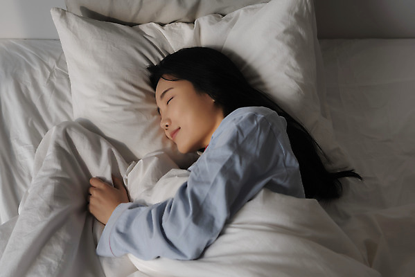 포토 JPG 우먼라이프 여자 베개 실내 한명 미소 상반신 20대 성인 옆모습 눕기 눈감음 이불 잠옷 한국인 숙면 싱글라이프 성인여자한명만 국내포토 1 라이프스타일 옷 뷰포인트 침구 모션 표정 사람 동양인 청년 내부 잠 여자한명만 성인여자만 파일형식