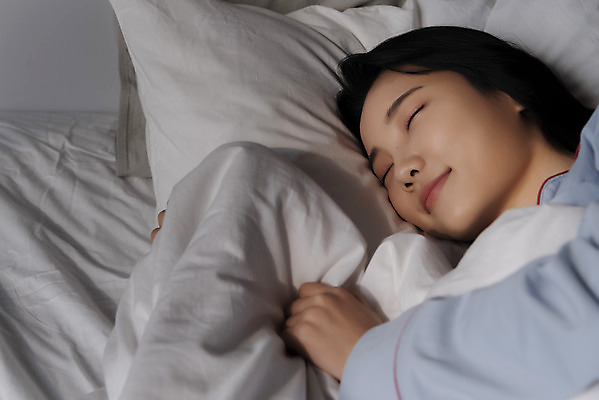 포토 JPG 우먼라이프 여자 베개 실내 한명 미소 상반신 20대 성인 옆모습 눕기 눈감음 이불 잠옷 한국인 숙면 싱글라이프 성인여자한명만 국내포토 1 라이프스타일 옷 뷰포인트 침구 모션 표정 사람 동양인 청년 내부 잠 여자한명만 성인여자만 파일형식