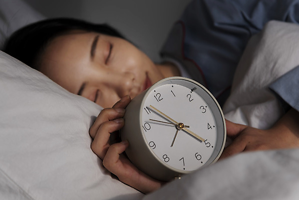 포토 JPG 우먼라이프 여자 시계 베개 실내 한명 근접촬영 상반신 20대 성인 앞모습 눈감음 잠옷 한국인 자명종 잡기 숙면 싱글라이프 성인여자한명만 국내포토 1 라이프스타일 옷 뷰포인트 침구 모션 사람 동양인 청년 내부 알람 잠 여자한명만 성인여자만 파일형식