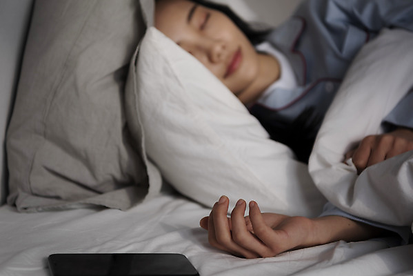 포토 JPG 우먼라이프 여자 베개 실내 한명 미소 상반신 20대 성인 앞모습 아웃포커스 스마트폰 눕기 눈감음 잠옷 한국인 숙면 싱글라이프 성인여자한명만 국내포토 1 라이프스타일 옷 뷰포인트 침구 모션 촬영기법 표정 사람 동양인 청년 내부 핸드폰 스마트기기 잠 여자한명만 성인여자만 파일형식