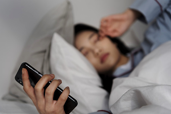 포토 JPG 우먼라이프 여자 베개 실내 한명 들기 상반신 20대 성인 앞모습 아웃포커스 스마트폰 잠옷 한국인 기상 싱글라이프 성인여자한명만 눈비비기 국내포토 1 라이프스타일 옷 뷰포인트 침구 모션 촬영기법 사람 동양인 청년 내부 핸드폰 스마트기기 여자한명만 성인여자만 파일형식