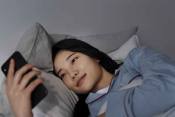 포토 JPG 우먼라이프 여자 베개 실내 한명 미소 들기 상반신 20대 성인 앞모습 스마트폰 잠옷 한국인 기상 싱글라이프 성인여자한명만 국내포토 1 라이프스타일 옷 뷰포인트 침구 모션 표정 사람 동양인 청년 내부 핸드폰 스마트기기 여자한명만 성인여자만 파일형식