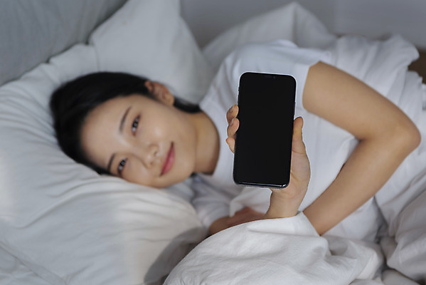 포토 JPG 우먼라이프 여자 베개 실내 한명 미소 들기 상반신 20대 성인 앞모습 스마트폰 눕기 한국인 기상 보여주기 싱글라이프 성인여자한명만 국내포토 1 라이프스타일 뷰포인트 침구 모션 표정 사람 동양인 청년 내부 핸드폰 스마트기기 여자한명만 성인여자만 파일형식