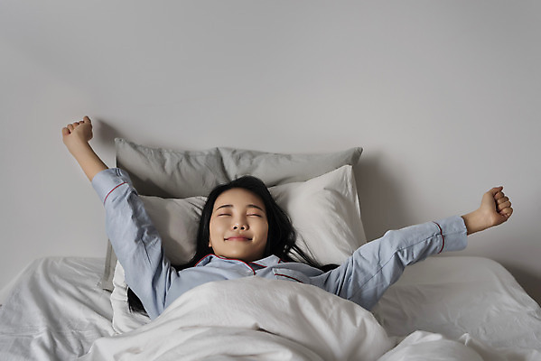 포토 JPG 우먼라이프 여자 베개 실내 한명 미소 상반신 20대 성인 앞모습 눈감음 이불 잠옷 한국인 기상 침대 상쾌 기지개 싱글라이프 성인여자한명만 국내포토 1 라이프스타일 옷 감정 뷰포인트 가구 침구 모션 표정 사람 동양인 청년 내부 여자한명만 성인여자만 파일형식