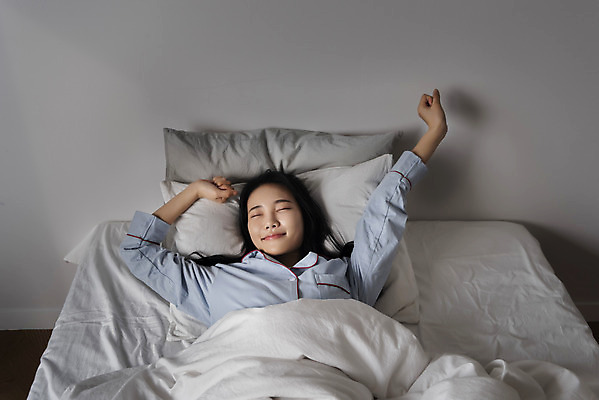 포토 JPG 우먼라이프 여자 베개 실내 한명 미소 상반신 20대 성인 앞모습 눈감음 이불 잠옷 한국인 기상 침대 상쾌 기지개 싱글라이프 성인여자한명만 국내포토 1 라이프스타일 옷 감정 뷰포인트 가구 침구 모션 표정 사람 동양인 청년 내부 여자한명만 성인여자만 파일형식