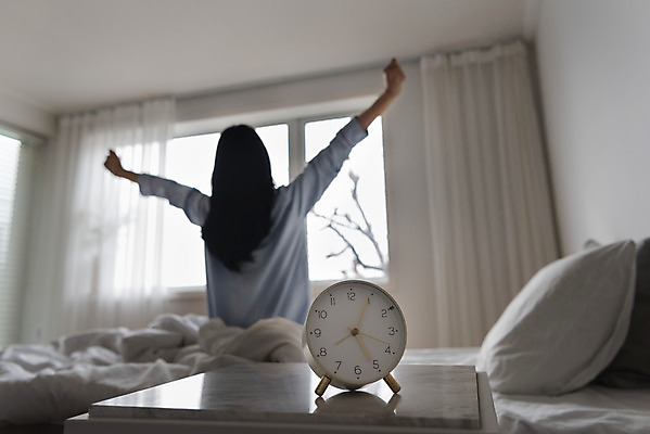 포토 JPG 우먼라이프 여자 베개 실내 한명 상반신 20대 성인 뒷모습 잠옷 한국인 자명종 기상 침대 상쾌 기지개 싱글라이프 성인여자한명만 국내포토 1 라이프스타일 옷 감정 뷰포인트 시계 가구 침구 모션 사람 동양인 청년 내부 알람 여자한명만 성인여자만 파일형식