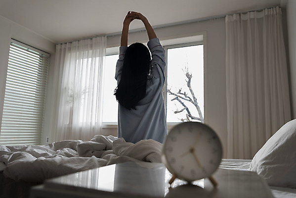 포토 JPG 우먼라이프 여자 베개 실내 한명 상반신 20대 성인 뒷모습 이불 잠옷 한국인 자명종 기상 침대 소프트포커스 상쾌 기지개 싱글라이프 성인여자한명만 국내포토 1 라이프스타일 옷 감정 뷰포인트 시계 가구 침구 모션 촬영기법 사람 동양인 청년 내부 알람 여자한명만 성인여자만 파일형식