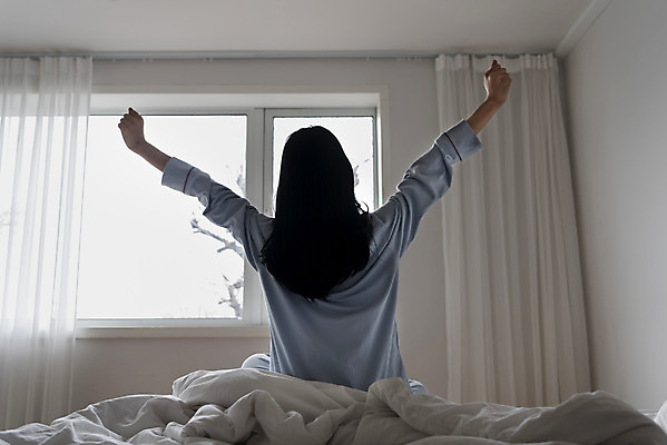 포토 JPG 우먼라이프 여자 실내 한명 상반신 20대 성인 뒷모습 이불 잠옷 한국인 기상 침대 상쾌 기지개 싱글라이프 성인여자한명만 국내포토 1 라이프스타일 옷 감정 뷰포인트 가구 침구 모션 사람 동양인 청년 내부 여자한명만 성인여자만 파일형식