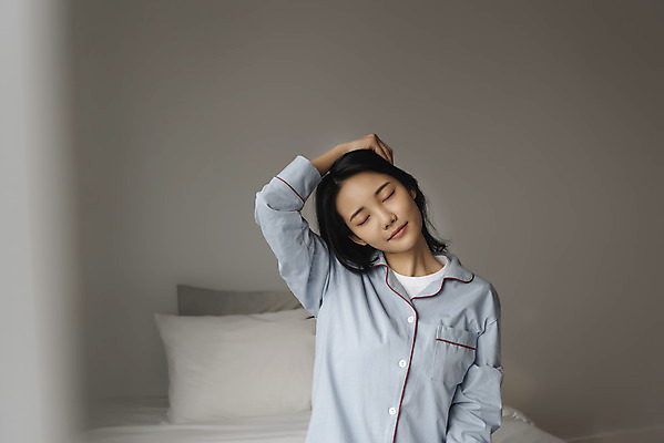포토 JPG 우먼라이프 여자 베개 실내 한명 상반신 20대 성인 앞모습 눈감음 스트레칭 잠옷 한국인 상쾌 싱글라이프 성인여자한명만 국내포토 1 라이프스타일 옷 감정 뷰포인트 침구 모션 사람 동양인 청년 내부 운동 여자한명만 성인여자만 파일형식