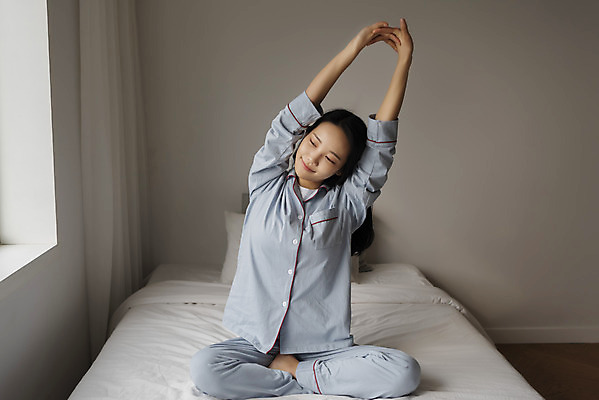 포토 JPG 전신 우먼라이프 여자 실내 한명 미소 앉기 20대 성인 앞모습 스트레칭 잠옷 한국인 침대 상쾌 싱글라이프 성인여자한명만 국내포토 1 라이프스타일 옷 감정 뷰포인트 가구 모션 표정 사람 동양인 청년 내부 운동 여자한명만 성인여자만 파일형식