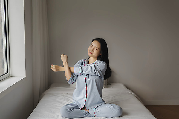 포토 1 라이프스타일 옷 감정 뷰포인트 가구 모션 표정 사람 동양인 청년 내부 운동 여자한명만 성인여자만 파일형식 앉기 미소 스트레칭 실내 상쾌 한명 싱글라이프 20대 앞모습 전신 우먼라이프 잠옷 여자 한국인 침대 JPG 성인여자한명만 성인 국내포토