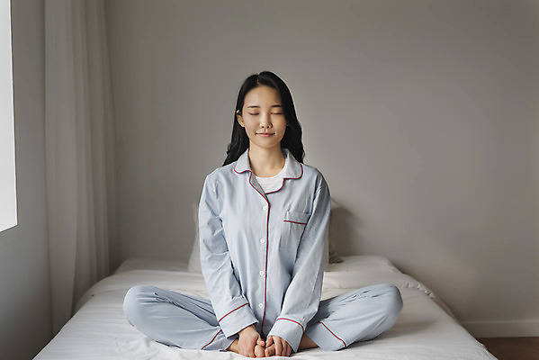 포토 JPG 전신 우먼라이프 여자 실내 한명 앉기 20대 성인 앞모습 눈감음 스트레칭 잠옷 한국인 침대 상쾌 싱글라이프 성인여자한명만 국내포토 1 라이프스타일 옷 감정 뷰포인트 가구 모션 사람 동양인 청년 내부 운동 여자한명만 성인여자만 파일형식