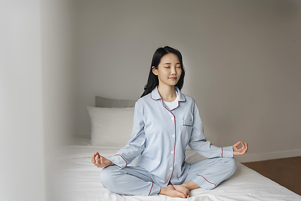 포토 JPG 전신 우먼라이프 여자 베개 실내 한명 앉기 20대 성인 옆모습 눈감음 잠옷 한국인 침대 명상 상쾌 싱글라이프 성인여자한명만 차분 국내포토 1 라이프스타일 옷 감정 뷰포인트 가구 컨셉 침구 모션 사람 동양인 청년 내부 여자한명만 성인여자만 파일형식